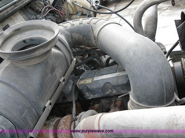 image for item 1000 2001 Mack CH612 semi truck