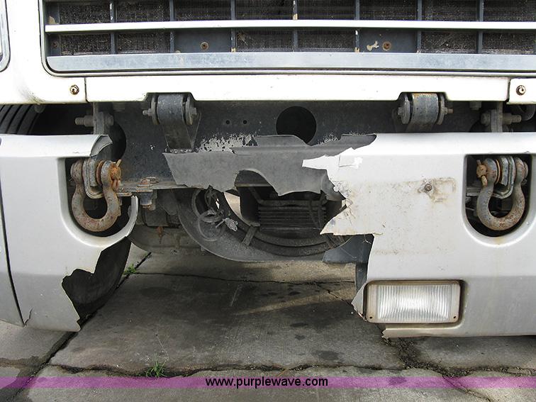 image for item 1000 2001 Mack CH612 semi truck