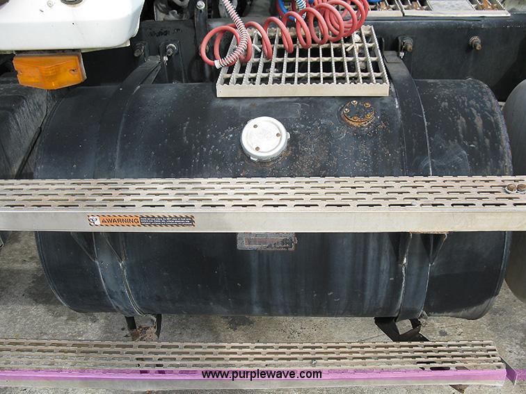 image for item 1000 2001 Mack CH612 semi truck