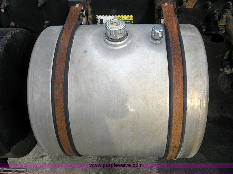 image for item 1000 2001 Mack CH612 semi truck