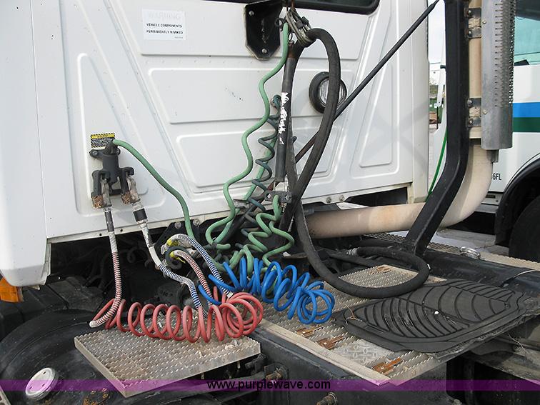 image for item 1000 2001 Mack CH612 semi truck