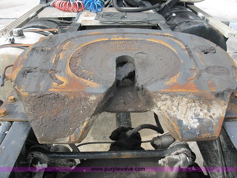 image for item 1000 2001 Mack CH612 semi truck