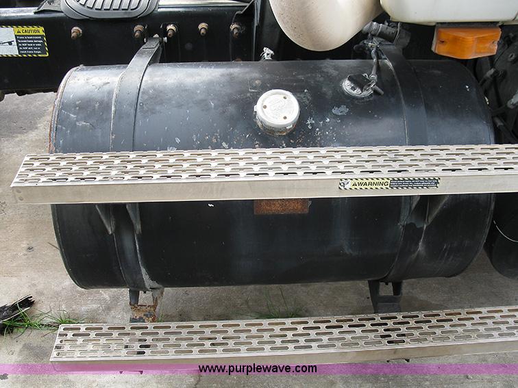 image for item 1000 2001 Mack CH612 semi truck