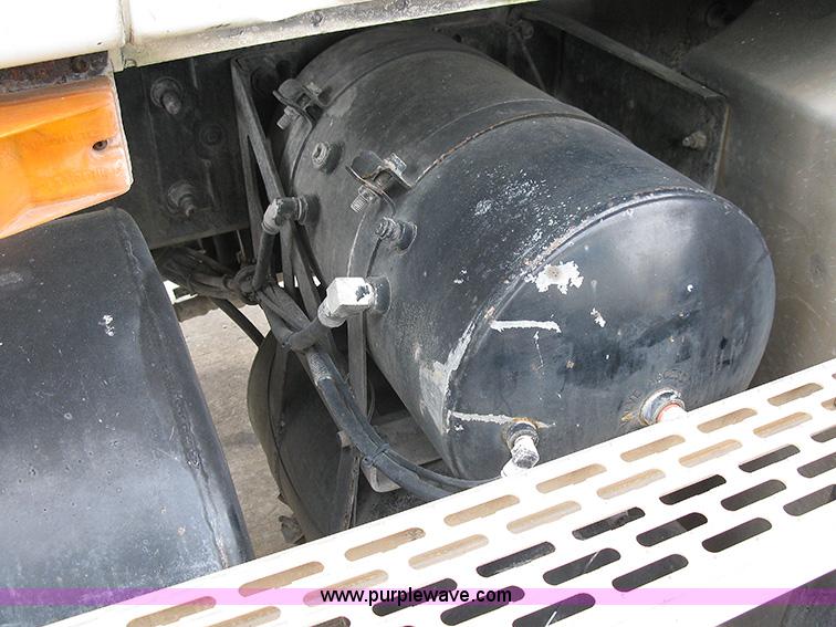 image for item 1000 2001 Mack CH612 semi truck