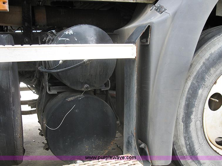 image for item 1000 2001 Mack CH612 semi truck