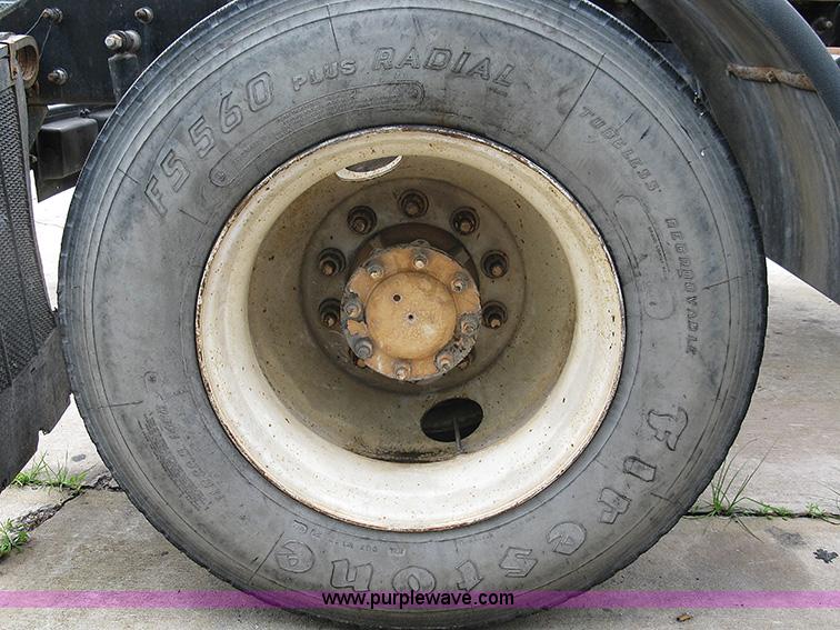 image for item 1000 2001 Mack CH612 semi truck