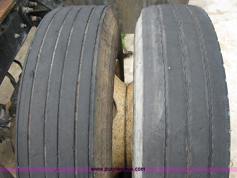 image for item 1000 2001 Mack CH612 semi truck