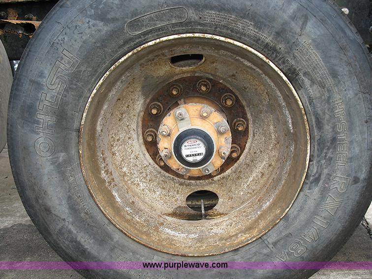 image for item 1000 2001 Mack CH612 semi truck