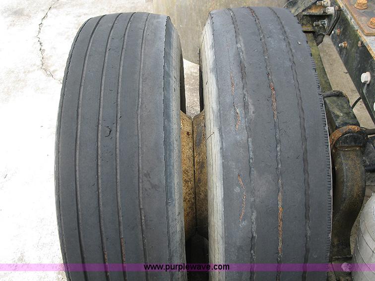 image for item 1000 2001 Mack CH612 semi truck