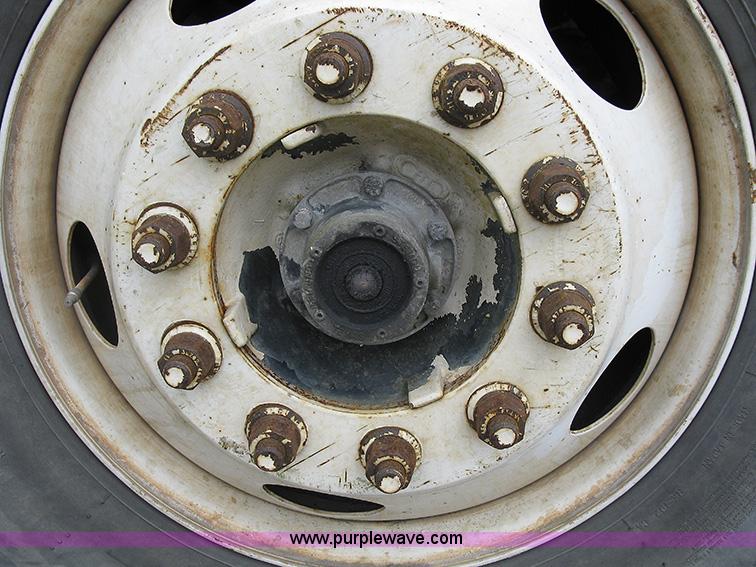 image for item 1000 2001 Mack CH612 semi truck