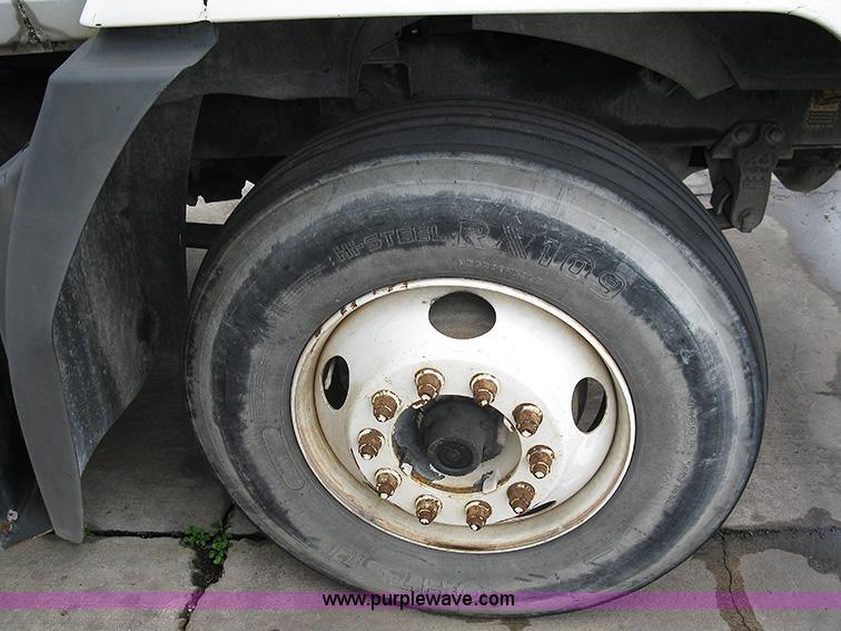 image for item 1000 2001 Mack CH612 semi truck