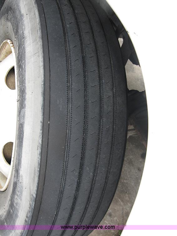 image for item 1000 2001 Mack CH612 semi truck