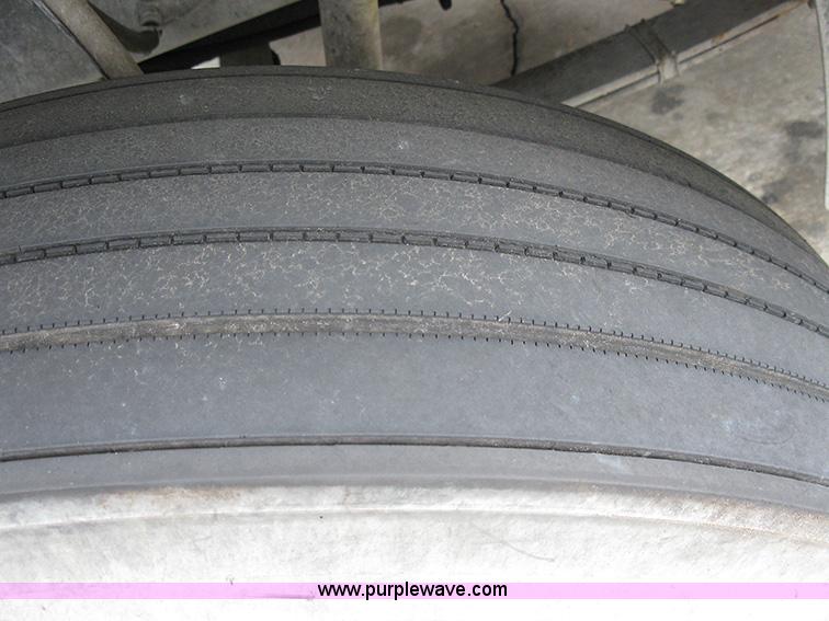 image for item 1000 2001 Mack CH612 semi truck