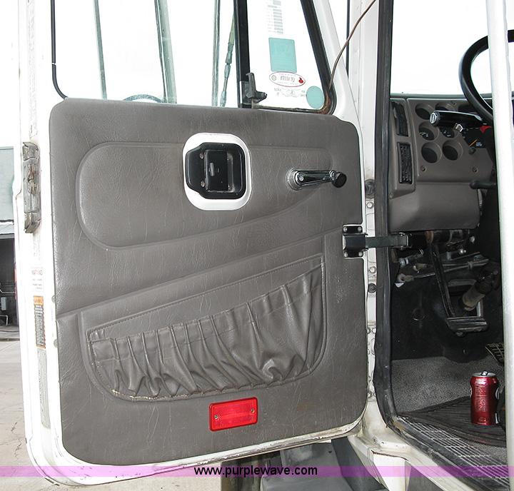 image for item 1000 2001 Mack CH612 semi truck