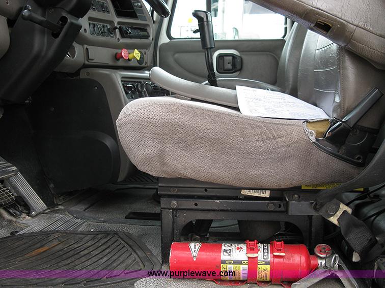 image for item 1000 2001 Mack CH612 semi truck