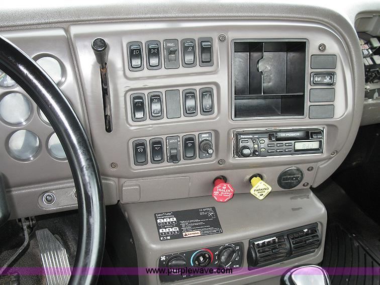 image for item 1000 2001 Mack CH612 semi truck