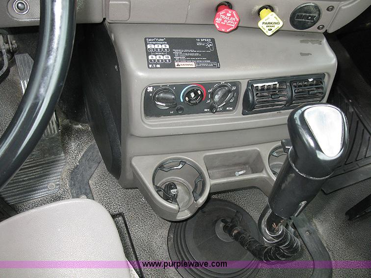 image for item 1000 2001 Mack CH612 semi truck