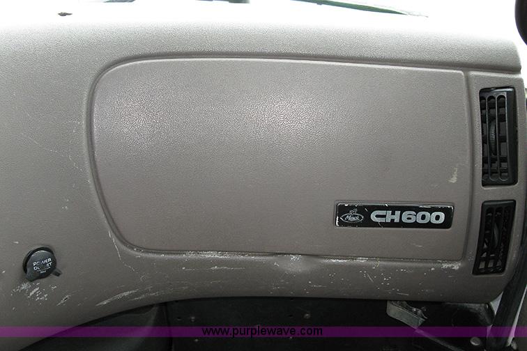 image for item 1000 2001 Mack CH612 semi truck