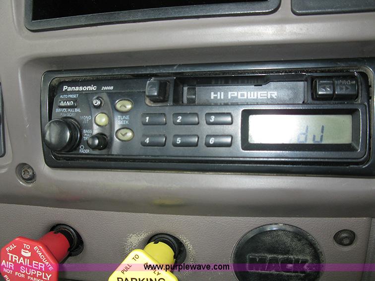 image for item 1000 2001 Mack CH612 semi truck