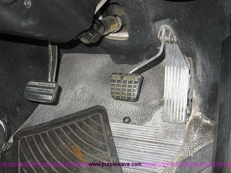 image for item 1000 2001 Mack CH612 semi truck