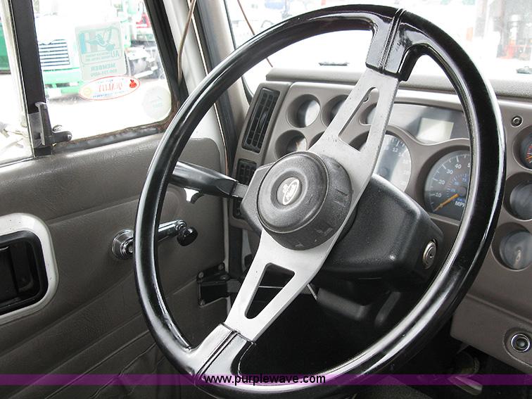 image for item 1000 2001 Mack CH612 semi truck