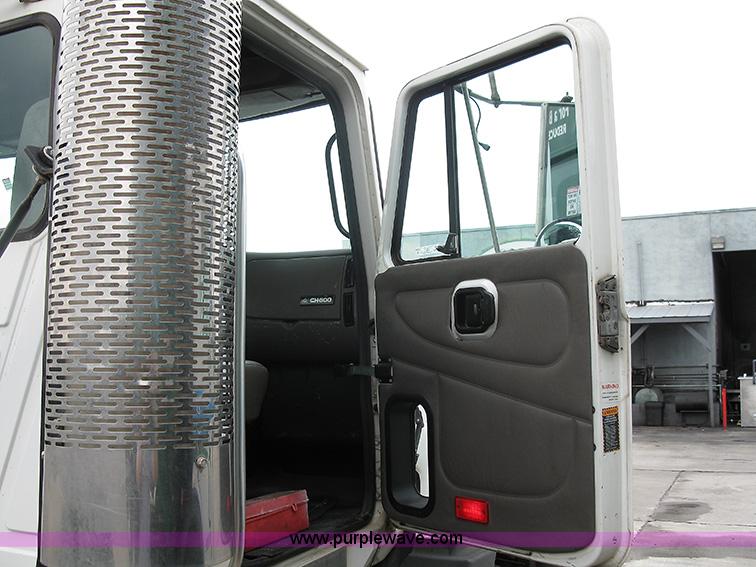 image for item 1000 2001 Mack CH612 semi truck