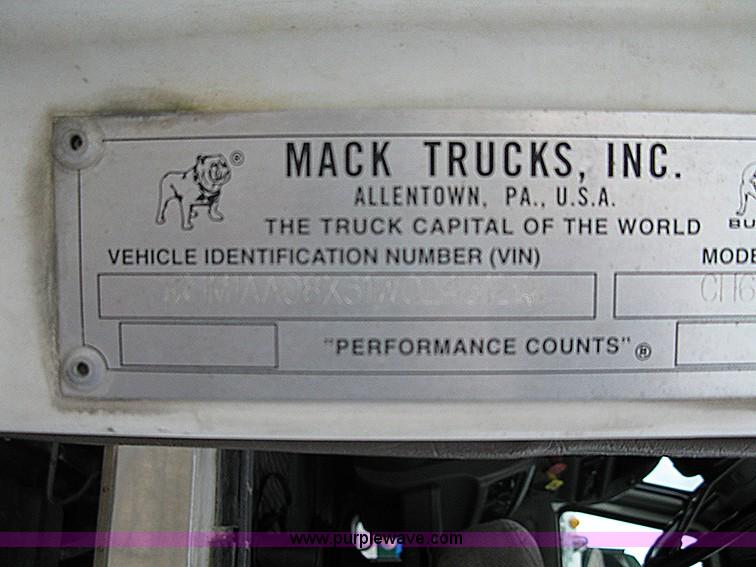 image for item 1000 2001 Mack CH612 semi truck