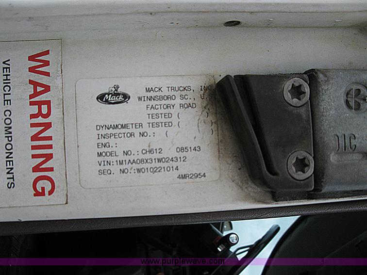 image for item 1000 2001 Mack CH612 semi truck