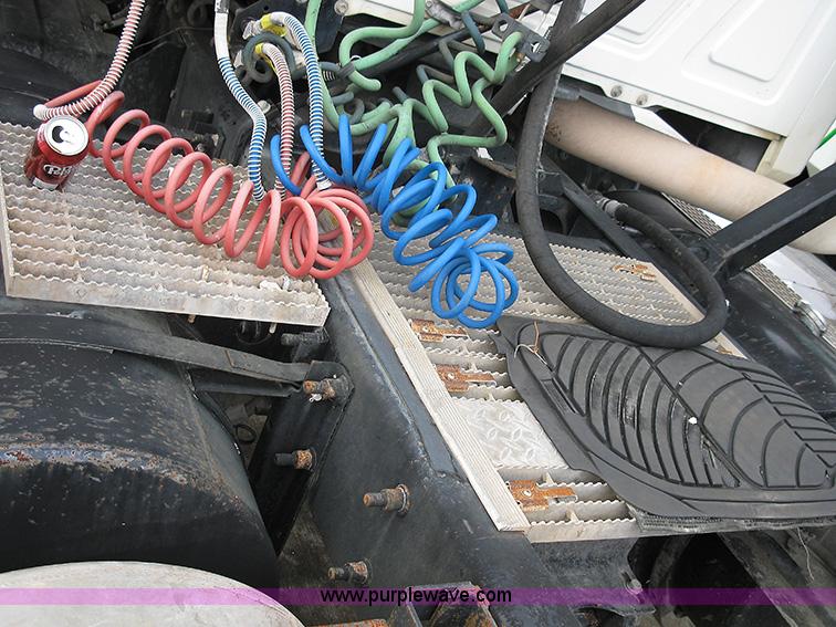 image for item 1000 2001 Mack CH612 semi truck