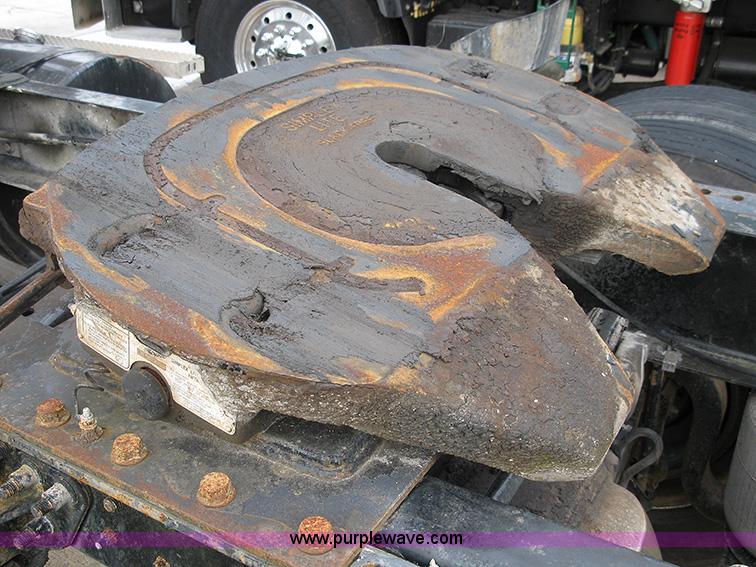 image for item 1000 2001 Mack CH612 semi truck