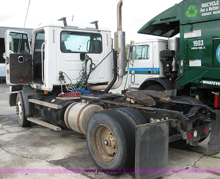 image for item 1000 2001 Mack CH612 semi truck