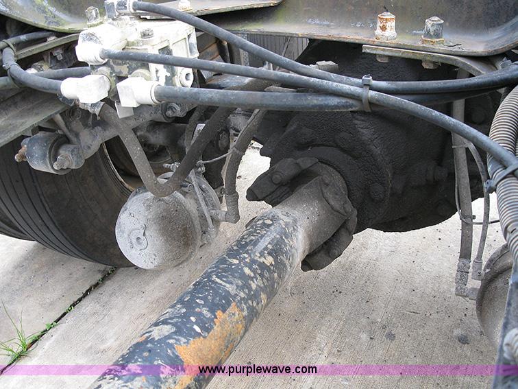 image for item 1000 2001 Mack CH612 semi truck