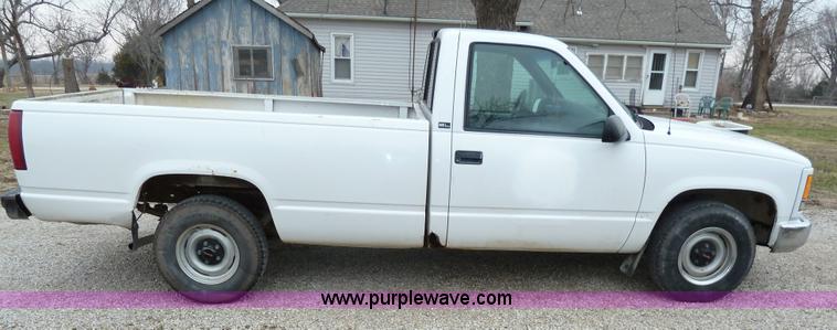 image for item 1700 1996 GMC Sierra C1500 pickup truck