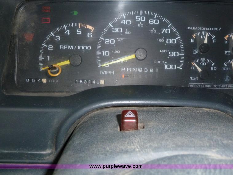 image for item 1700 1996 GMC Sierra C1500 pickup truck