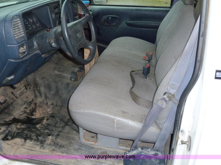 image for item 1700 1996 GMC Sierra C1500 pickup truck