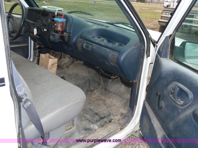 image for item 1700 1996 GMC Sierra C1500 pickup truck