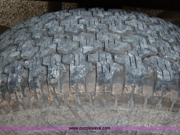 image for item 1700 1996 GMC Sierra C1500 pickup truck