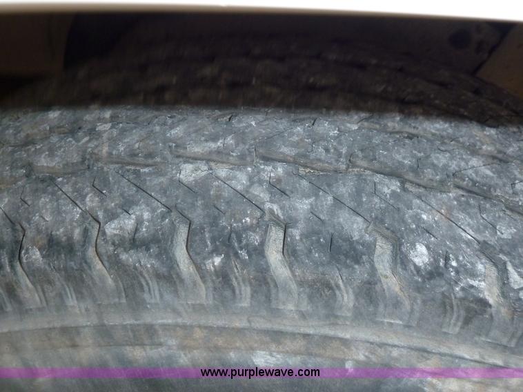 image for item 1700 1996 GMC Sierra C1500 pickup truck