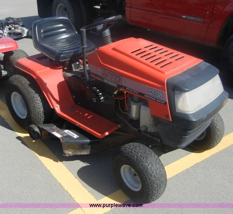 MTD riding mower in Manhattan, KS | Item 2084 sold | Purple Wave