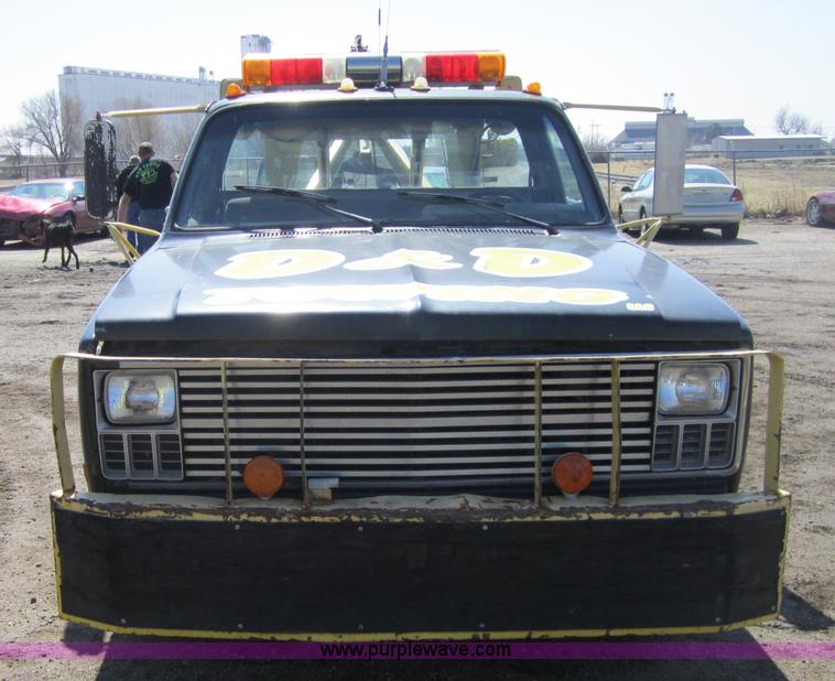 image for item 3744 1982 Chevrolet C30 wrecker/tow truck