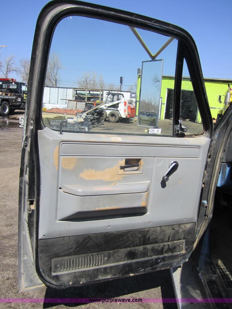 image for item 3744 1982 Chevrolet C30 wrecker/tow truck