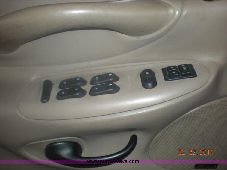 image for item 4437 2001 Ford Expedition Eddie Bauer Edition