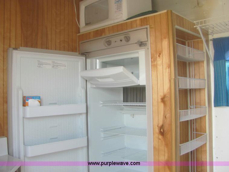 image for item 6989 2000 Delta 25' living quarters trailer