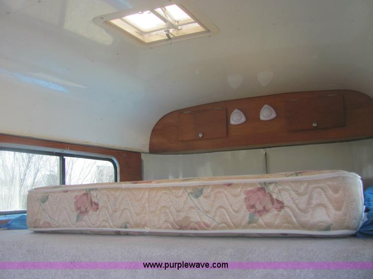 image for item 6989 2000 Delta 25' living quarters trailer