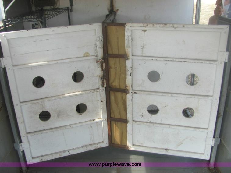 image for item 6989 2000 Delta 25' living quarters trailer