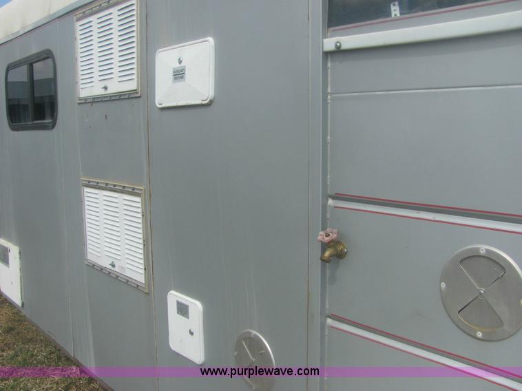 image for item 6989 2000 Delta 25' living quarters trailer