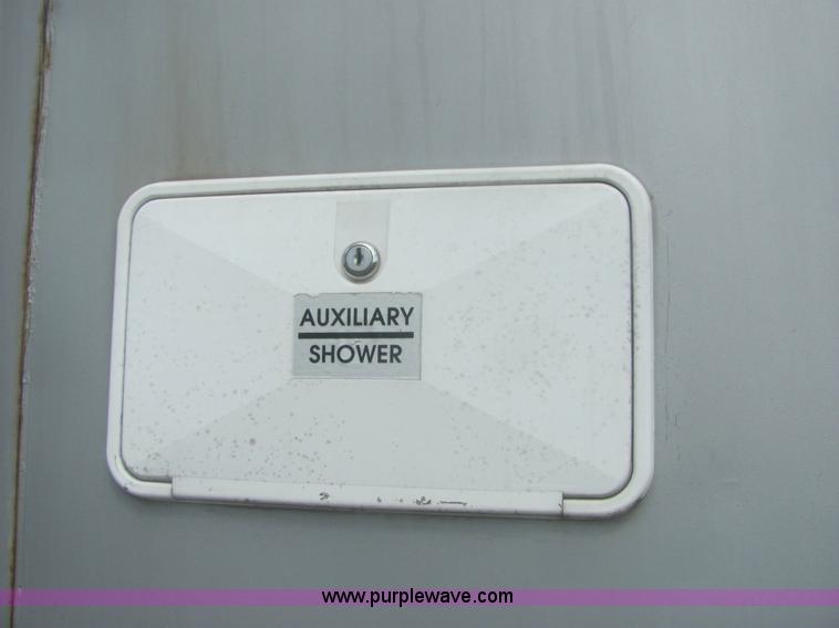 image for item 6989 2000 Delta 25' living quarters trailer