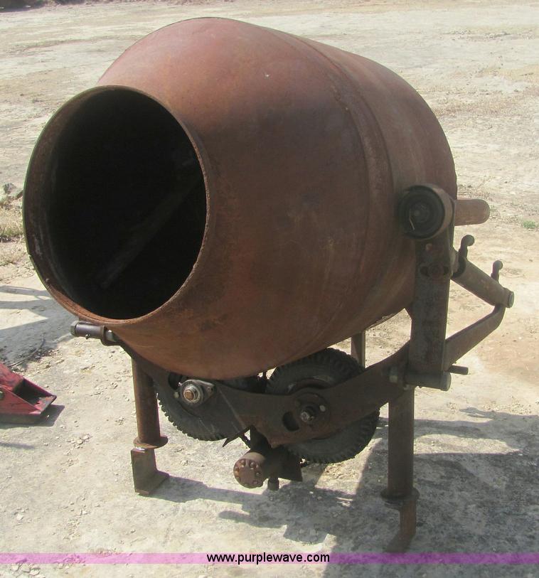 image for item 7003 Cement mixer