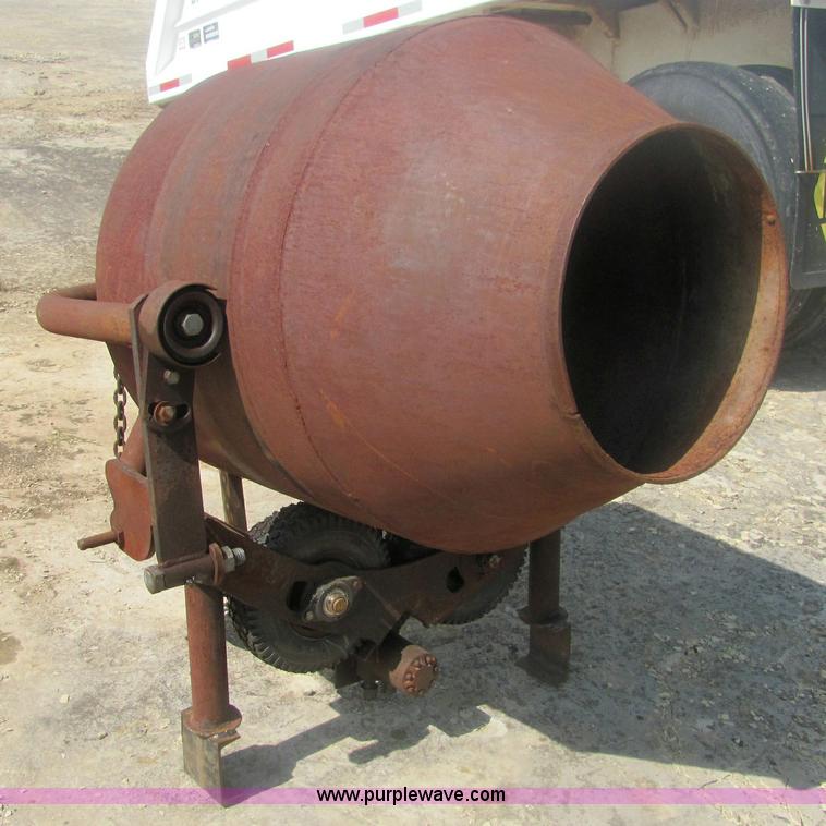 image for item 7003 Cement mixer