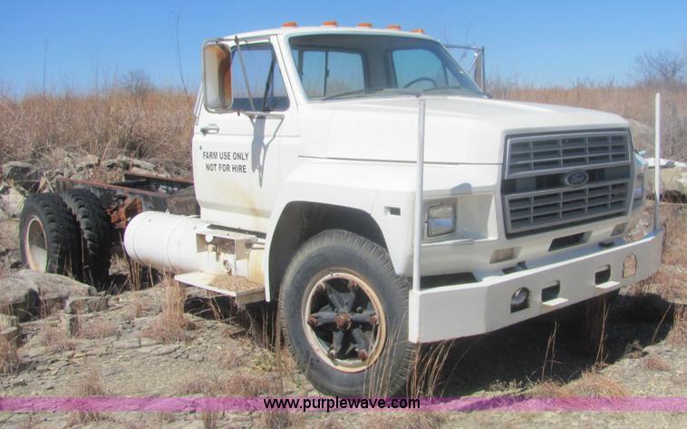 image for item 7005 1985 Ford F600 cab and chassis